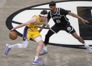 ac米兰体育官网-湖人再度负于雄鹿，遭遇失败