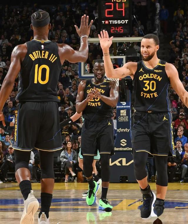 勇士大胜开拓者，保持不败战绩