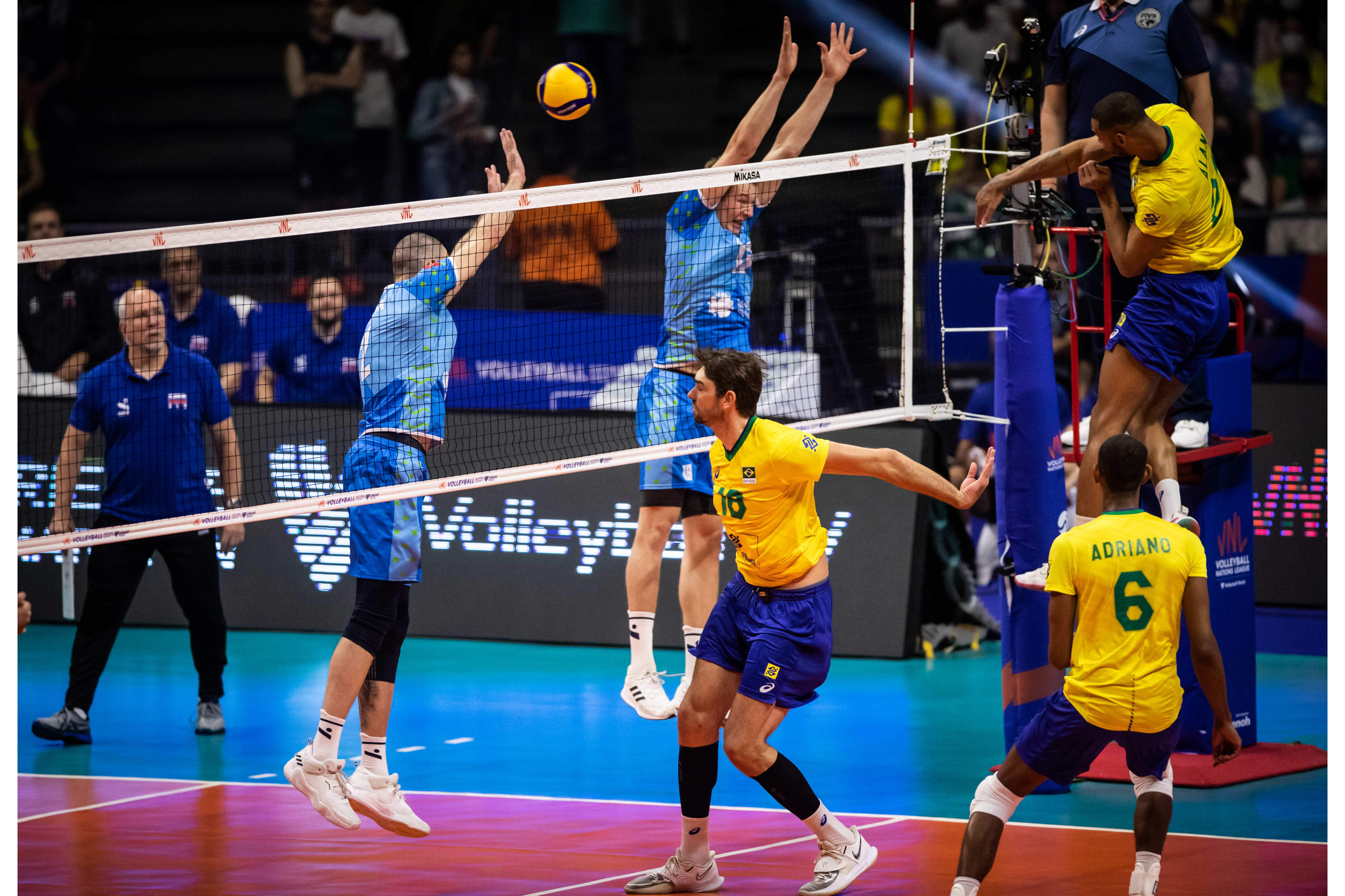 荷兰队抵挡亚美尼亚强阵,力挫对手 荷兰队抵挡亚美尼亚强阵,力挫对手