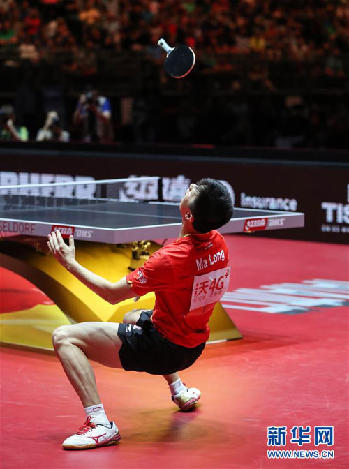 荷兰羽毛球运动员隐忍出招，展现真功夫