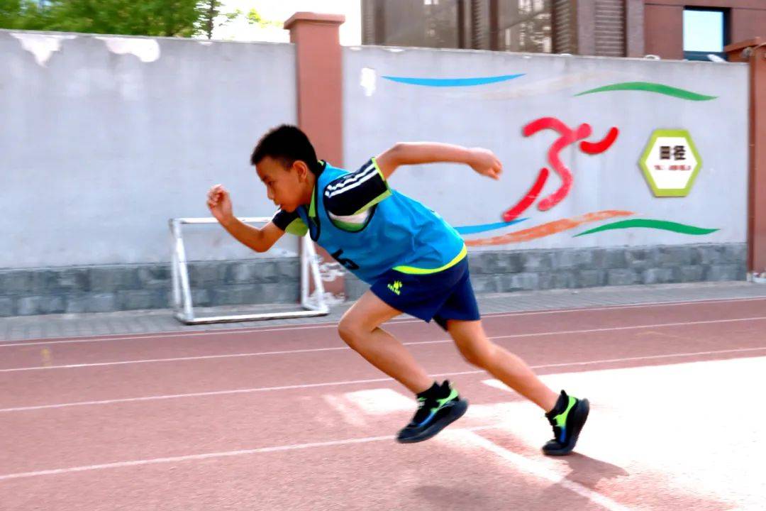 选手们为战胜困难而努力拼搏