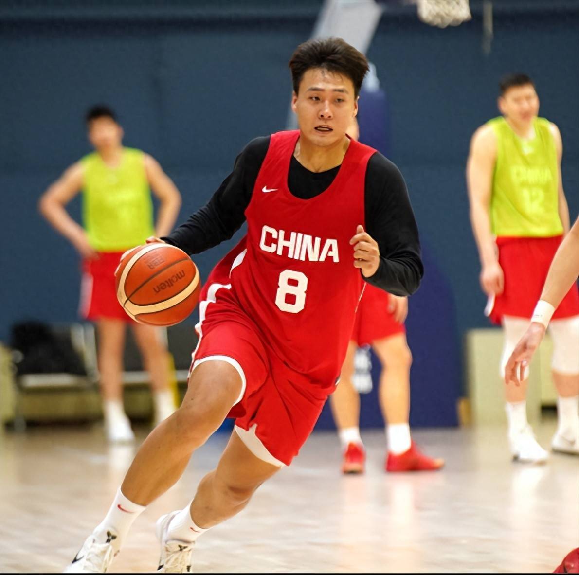 男篮联赛球员的技术风采让人眼前一亮