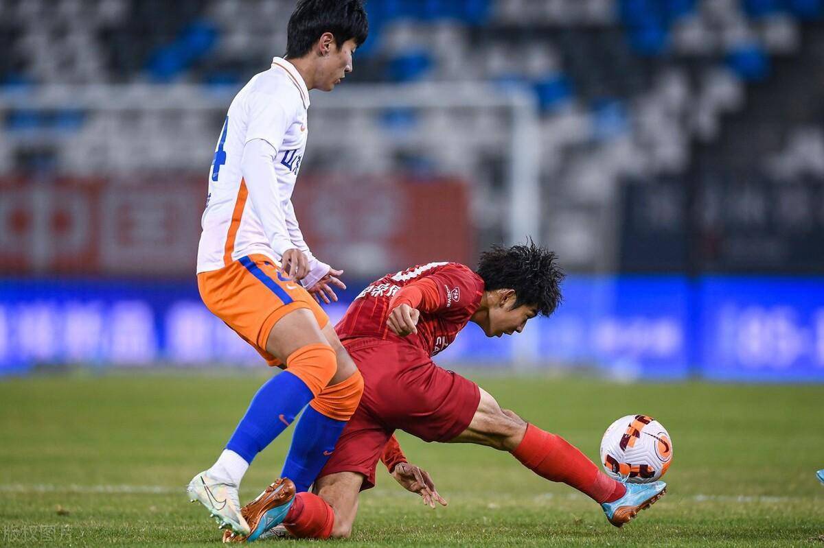 关于焦灼的比赛中，玩家积极进攻争分胜负的信息