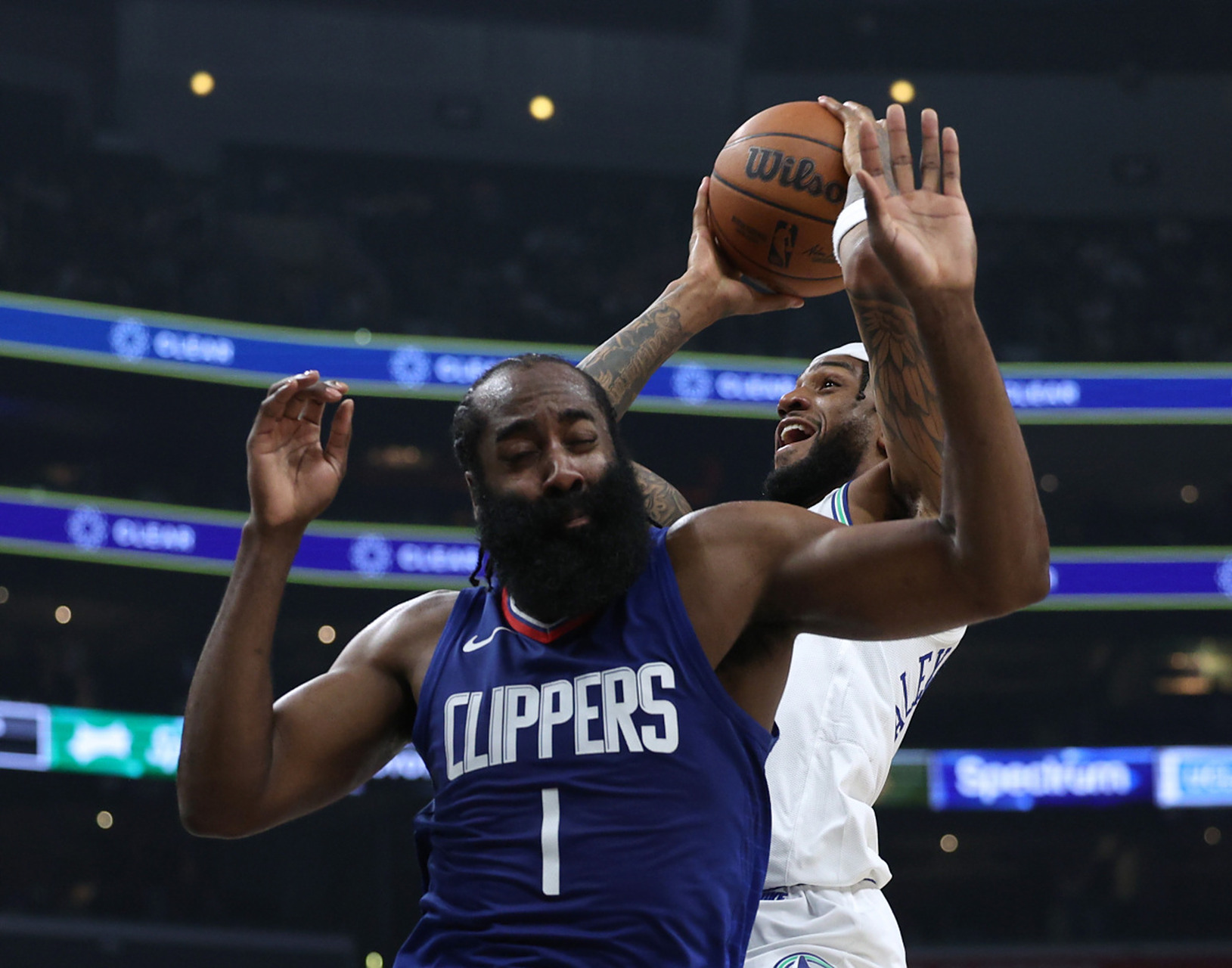 快船对阵森林狼伦纳德与唐斯的交锋