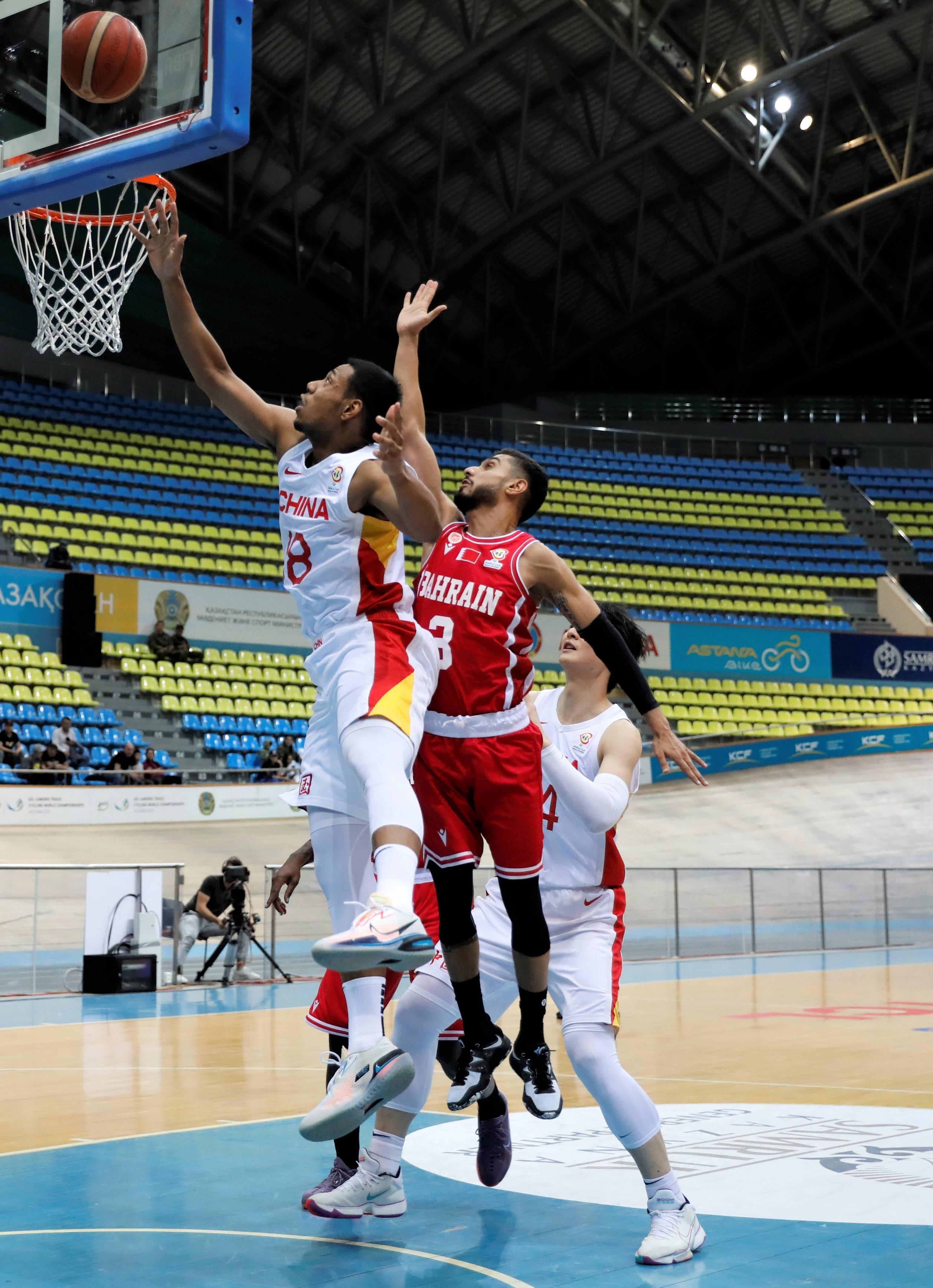 苏丹女足球员在比赛中展露实力