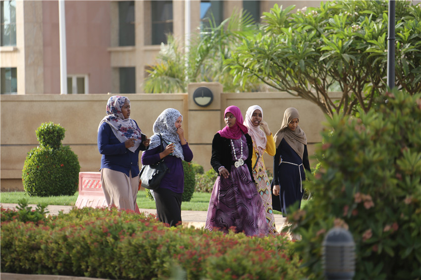 苏丹女足球员在比赛中展露实力