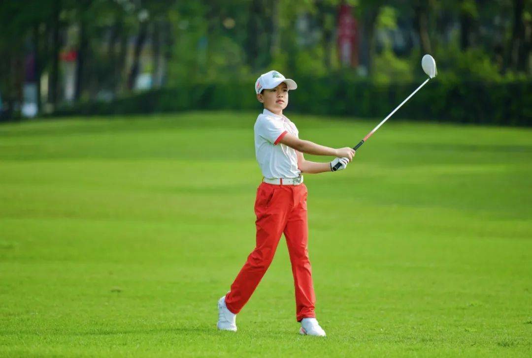 高尔夫大赛精彩纷呈运动员风采尽显