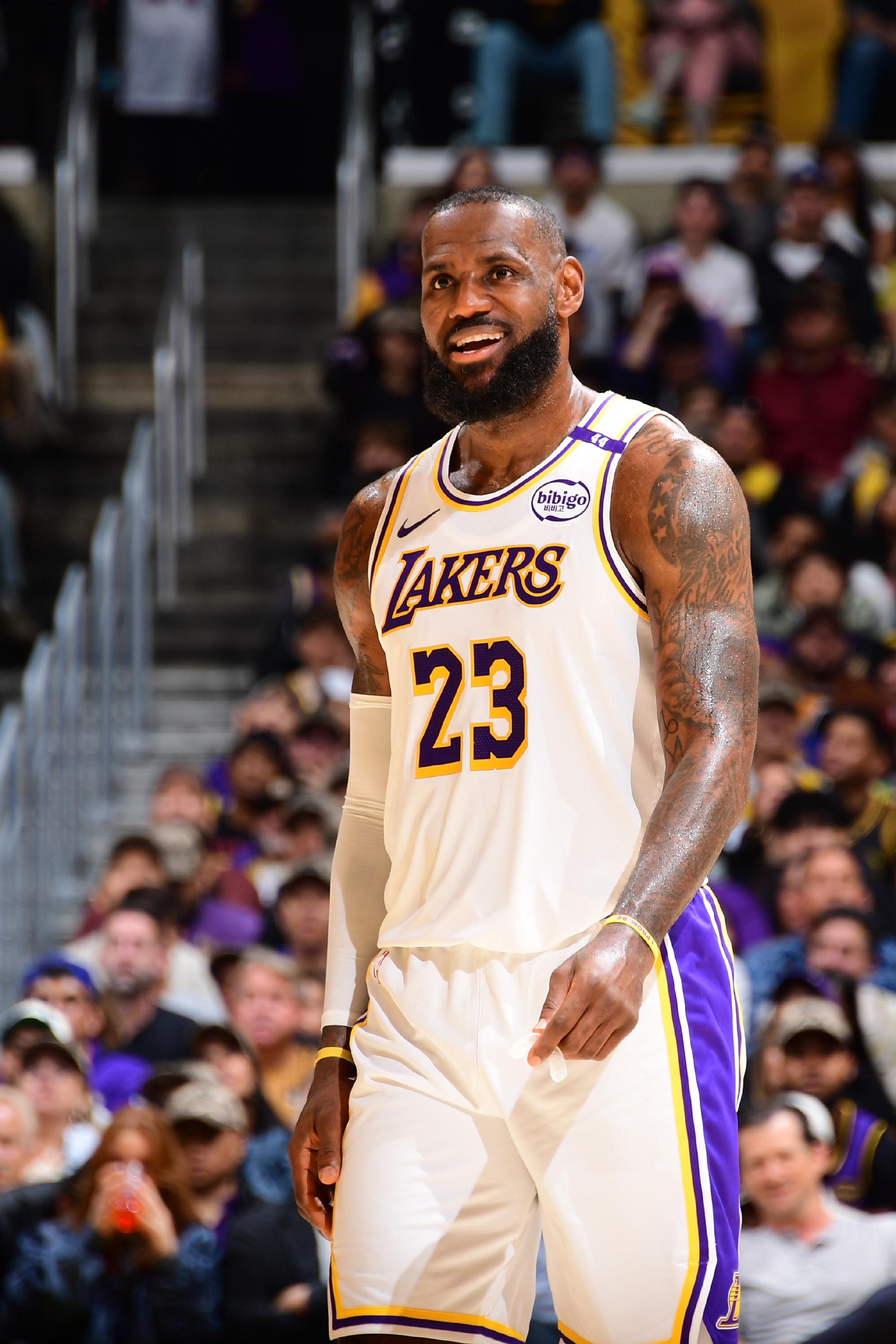 湖人主场大胜勇士，詹皇三双刷数据