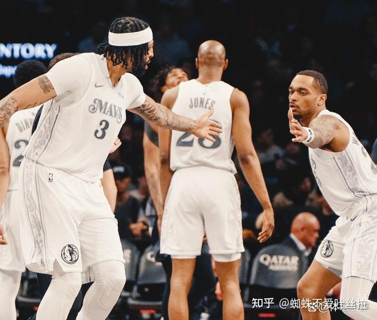 爵士大胜独行侠，继续领跑西部