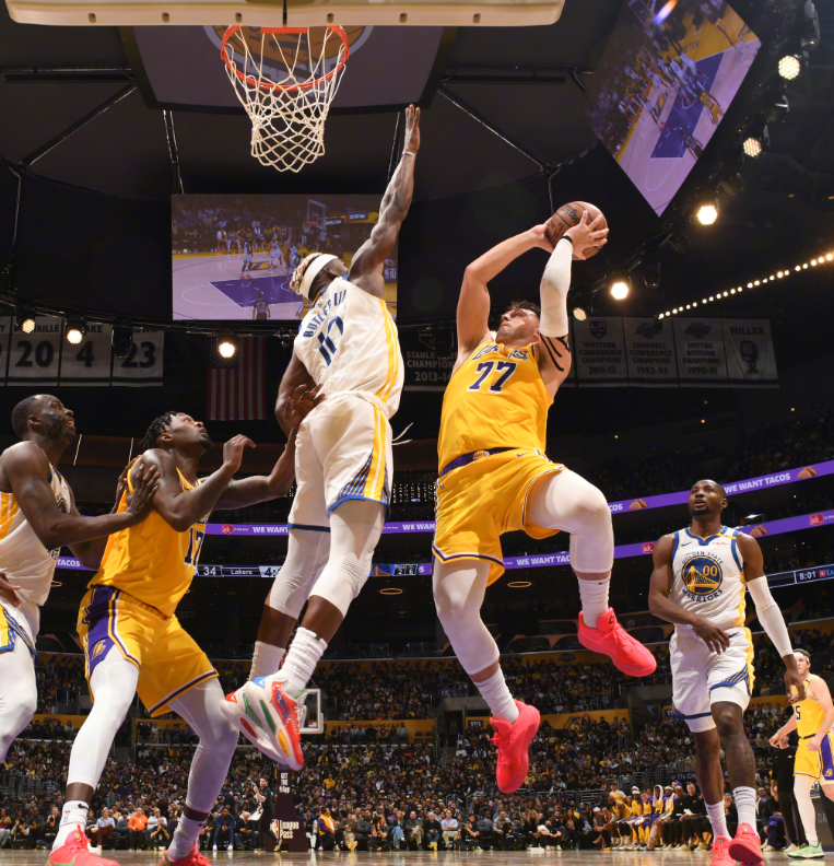 勇士战胜湖人，湖人不敌勇士