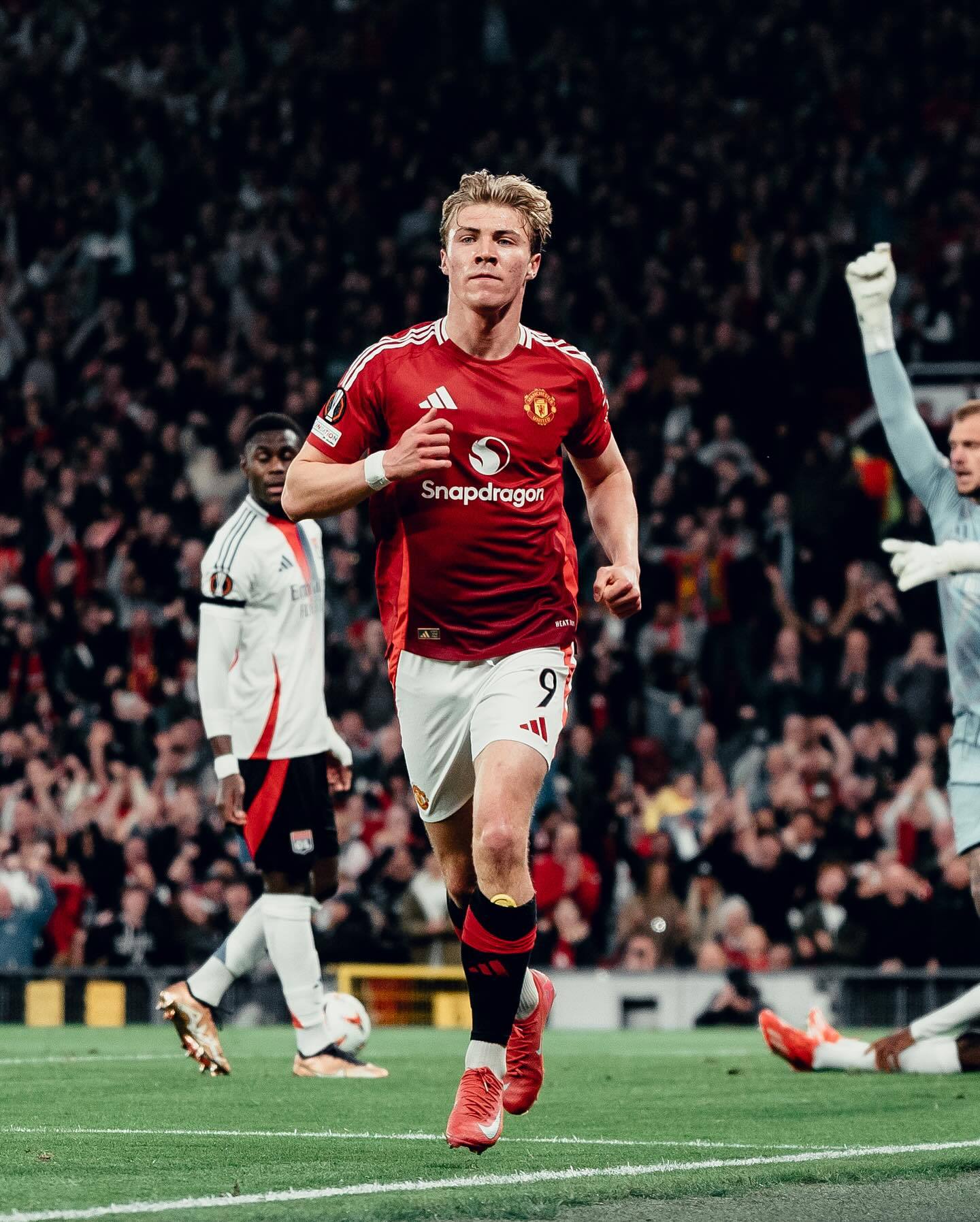 主场战平!曼联球员拼尽全力,锁定欧冠资格 主场战平!曼联球员拼尽全力,锁定欧冠资格